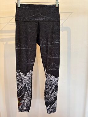 High-Waist Black Mountain-Print Leggings
